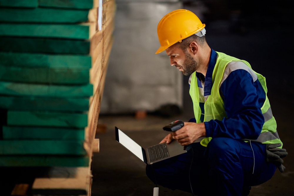 Warehouse Worker Using Laptop And Bar Code Scanner 2022 11 23 17 55 26 Utc 1000X667